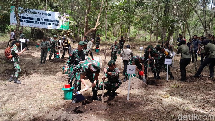 KSAD Jenderal TNI Maruli Simanjuntak memimpin penanaman bibit pohon di Gunung Lawu, Rabu (20/12/2023).