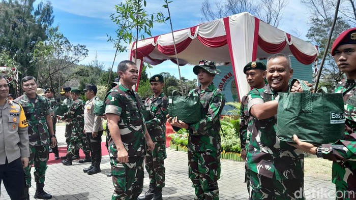 KSAD Jenderal TNI Maruli Simanjuntak memimpin penanaman bibit pohon di Gunung Lawu, Rabu (20/12/2023).