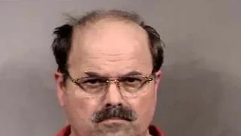 Antara tahun 70-an dan 90-an, pembunuh berantai Dennis Rader akan menunggu di rumah korbannya untuk memastikan bahwa mereka berada dalam kondisi yang paling rentan sebelum membunuh mereka.Rader memberi julukan pembunuh BTK pada dirinya sendiri - mengacu pada metodenya mengikat, menyiksa, dan kemudian membunuh korbannya. Menunggu di rumah korbannya - terkadang di dalam lemari - dan mengambil cinderamata dari tempat kejadian perkara menjadi bagian dari modusnya. (Foto: Buzzfeed)