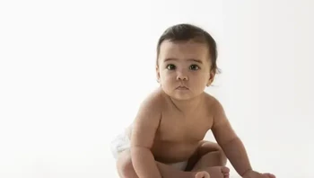 Pada tahun 1980-an dipercaya bahwa bayi berusia di bawah usia 15 bulan tidak dapat merasakan sakit sehingga sering kali operasi dilakukan tanpa anestesi. Dokter akan menggunakan pelemas otot yang memiliki efek lumpuh untuk menghentikan gerakan bayi. Ini berarti bahwa meskipun mereka tidak dapat bergerak atau menangis saat dioperasi, mereka masih dapat melihat, mendengar, dan merasakan segala sesuatu yang dilakukan pada mereka. (Foto: Buzzfeed)