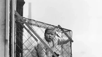 Pada tahun 1930-an di London, para orang tua biasanya menggantung bayi mereka di kandang di luar jendela. Hal ini karena kebanyakan orang di London tinggal di apartemen yang sempit, pasokan udara segar secara teratur yang dianggap penting untuk perkembangan bayi sulit didapat. Alat-alat ini dirancang agar bayi masih bisa mendapatkan manfaat dari udara segar dan sinar matahari meskipun tidak memiliki taman untuk bermain di luar dengan aman. (Foto: Buzzfeed)
