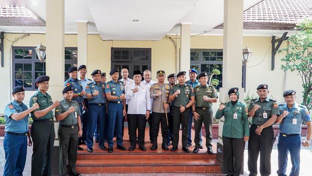 Kunjungan Kaskogartap III Surabaya dan jajaran TNI-Polri di Pendopo Lamongan.