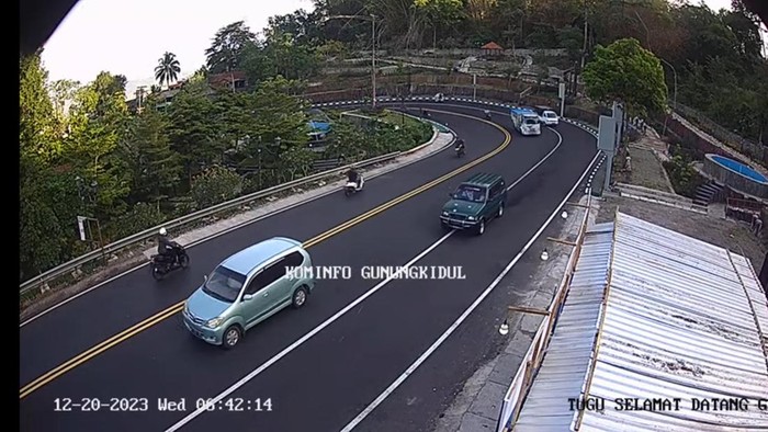 Tangkap layar CCTV Diskominfo Gunungkidul memperlihatkan arus lalu lintas jalan Jogja-Wonosari Patuk pada pukul 06.42 WIB.