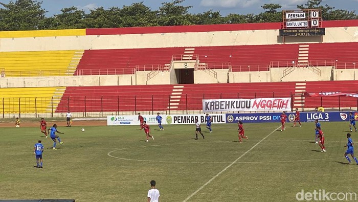 Laga Persiba Bantul vs Bantul United pada semifinal Liga 3 DIY di Stadion Sultan Agung, Bantul, Rabu (20/12/2023).