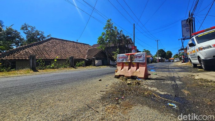 Lubang menganga di ruas jalan nasional akses utama dari Palabuhanratu-Cimaja menuju lokasi wisata Karang Hawu, Kabupaten Sukabumi.