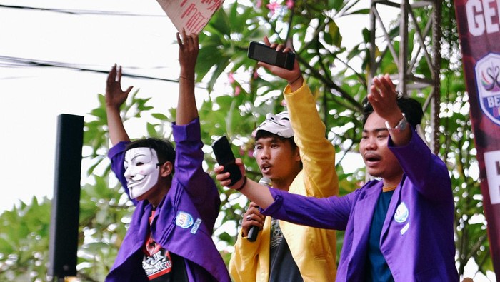 Mahasiswa di Jambi Gelar Aksi Mimbar Demokrasi Ratusan elemen mahasiswa yang tergabung dalam Gerakan Mahasiswa dan Rakyat Jambi (GEMAS RAJA) menggelar mimbar demokrasi di halaman kampus Universitas Nurdin Hamzah, Jambi, Rabu (20/12/2023).