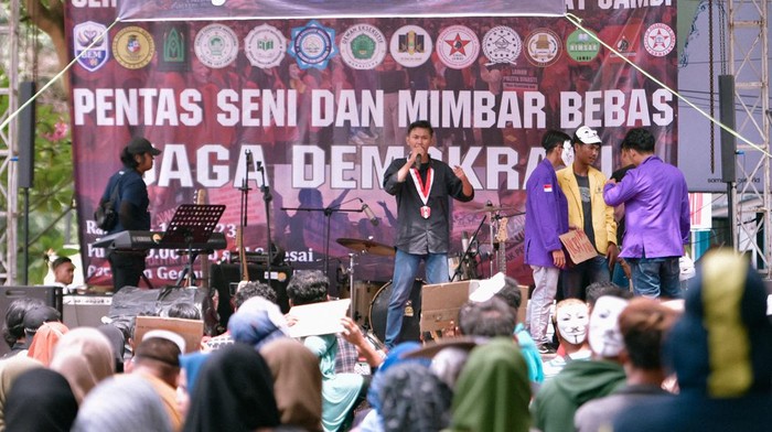 Mahasiswa di Jambi Gelar Aksi Mimbar Demokrasi Ratusan elemen mahasiswa yang tergabung dalam Gerakan Mahasiswa dan Rakyat Jambi (GEMAS RAJA) menggelar mimbar demokrasi di halaman kampus Universitas Nurdin Hamzah, Jambi, Rabu (20/12/2023).