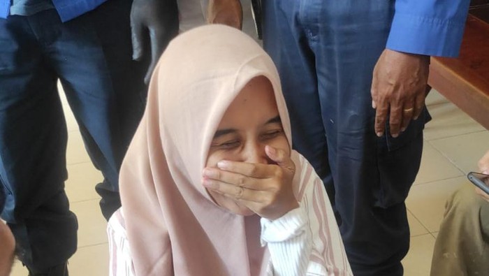 Mahasiswi UIN Jogja yang jarinya terjepit di kursi besi kampus, Rabu (20/12/2023). Akhirnya mahasiswi ini dibantu Damkarmat Jogja.