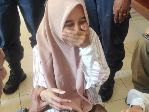 Mahasiswi UIN Jogja yang jarinya terjepit di kursi besi kampus, Rabu (20/12/2023). Akhirnya mahasiswi ini dibantu Damkarmat Jogja.