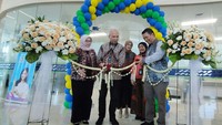 (Ki-ka) Kepala Kantor Operasional PT Asuransi Jiwa Inhealth Indonesia (Mandiri Inhealth) Jakarta dr. Santy Dahlan, Direktur Utama Mandiri Inhealth Budi Tampubolon, Plt Direktur Utama PT RS Pelni Rudy Hartono, Kepala RS Pelni Dr laili Fathiyah, Direktur Operasional Mandiri Inhealth Jenni Wihartini pada saat meresmikan Executive Lounge di RS Pelni, Jakarta, Rabu (20/12).