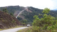 Momen terbaik menikmati spot wisata Negeri di Atas Awan/Puncak Petik Bintang adalah saat matahari terbit pukul 06.00 WIT, hingga 09.00 WIT.