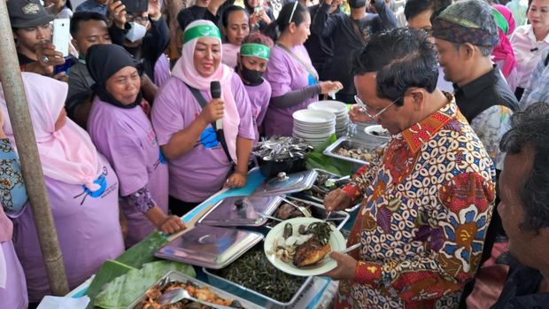 Menko Polhukam Mahfud Md makan bareng warga di kampung nelayan Marunda, Jakut, Rabu (20/12/2023).