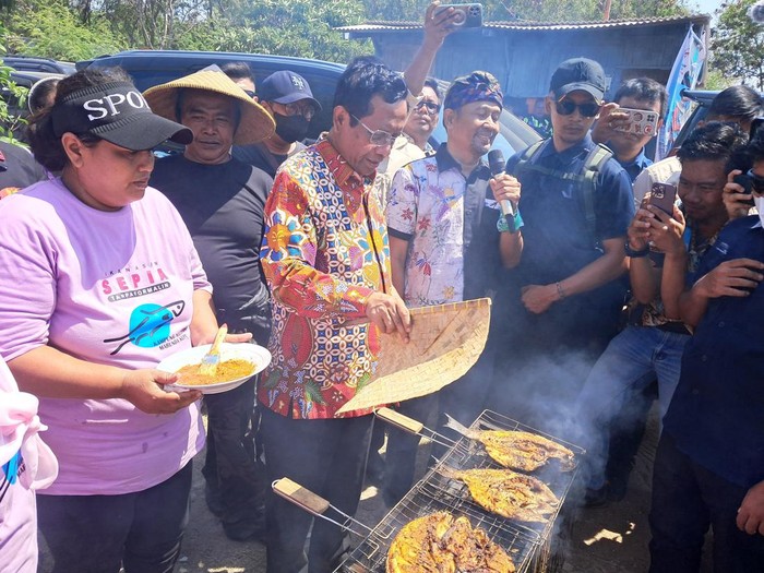 Menko Polhukam Mahfud Md makan bareng warga di kampung nelayan Marunda, Jakut, Rabu (20/12/2023).