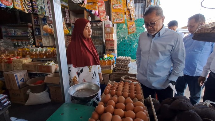 Menteri Perdagangan Zulkifli Hasan (Zulhas) meninjau bahan pokok di Pasar Masomba Palu, Sulawasi Tengah, Rabu (20/12/2023) siang.
