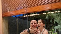 Momen saat makan malam ini juga tak kalah mencuri perhatian. Pose Mikaila Patritz dan Fardhan Khan ini diambil secara candid. Foto: Instaram @mikailapatritz