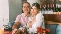 Mikaila Patritz dan Fardhan Khan memang dikenal sebagai pasangan yang serasi. Momen mereka berdua saat makan ini sukses bikin baper. Foto: Instaram @mikailapatritz