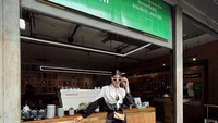 Terakhir ada momen Mikaila Patritz saat mampir ke kafe kekinian. Ia berpose di depan meja kasir dengan suasana kafe yang tenang.   Foto: Instaram @mikailapatritz