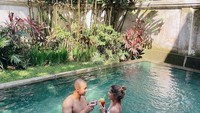 Ada juga momen floating breakfast Mikaila Patritz bersama dengan suaminya, Fardhan Khan. Momen ini dilakukan mereka tengah berlibur di Bali. Foto: Instaram @mikailapatritz