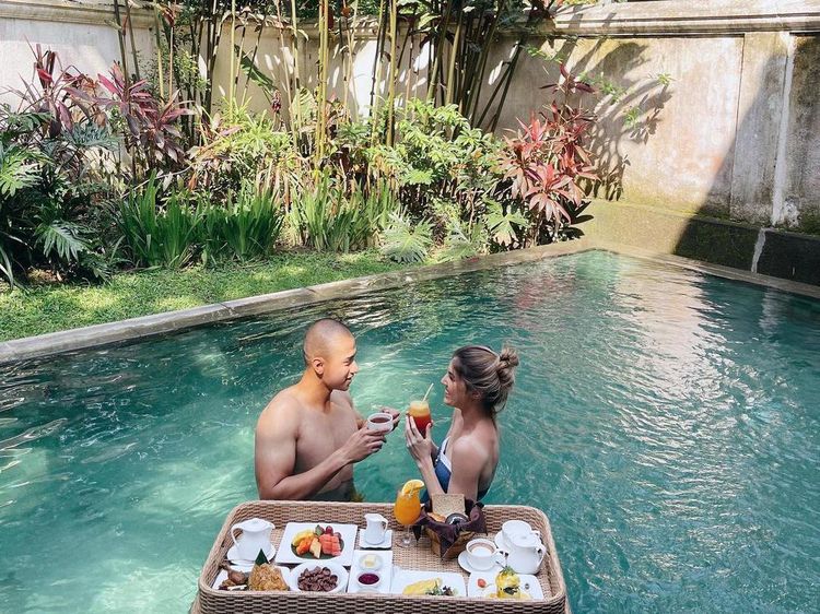 Momen Mikaila Patritz saat Nikmati Floating Breakfast Bareng Suami