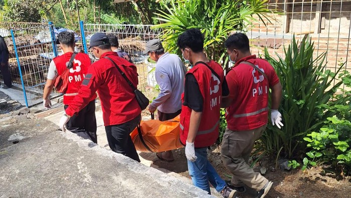 Proses evakuasi jasad korban tenggelam di saringan irigasi Pembangkit Listrik Tenaga Mikrohidro (PLTMH) Semawung, Kalibawang, Rabu (20/12)