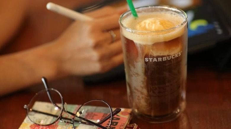 Nitro cold brew juga merupakan menu mahal Starbucks yang ditawarkan oleh Starbucks Reserve New York