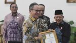 OJK Raih Anugerah Keterbukaan Informasi