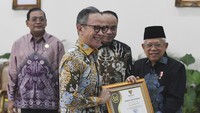 Wakil Presiden Ma’ruf Amin (kanan) menyerahkan piagam penghargaan Anugerah Keterbukaan Informasi Publik 2023 kepada Ketua Dewan Komisioner Otoritas Ja sa Keuangan (OJK) Mahendra Siregar (kedua kiri) didampingi Menkominfo Budi Arie Setiadi (kedua kanan) dan Ketua Komisi Informasi Pusat (KIP) Donny Yoesgiantoro (kiri) di Istana Wakil Presiden, Jakarta, Selasa (19/12/2023).