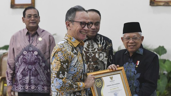 OJK Raih Anugerah Keterbukaan Informasi