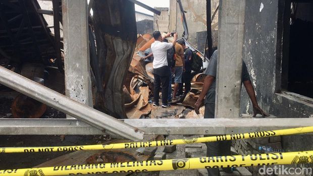 Olah TKP gudang tiner terbakar di Kalianak Surabaya oleh Tim Labfor Polda Jatim.