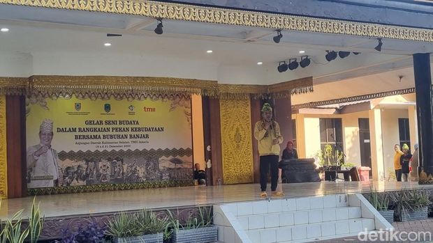 Masyarakat Kalimantan Selatan gelar pameran seni budaya di Anjungan Kalimantan Selatan TMII, Jakarta, Rabu (20/12/2023).
