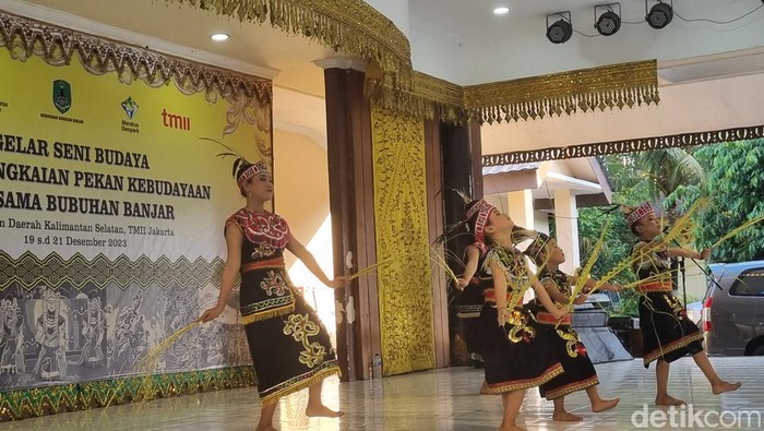 Masyarakat Kalimantan Selatan gelar pameran seni budaya di Anjungan Kalimantan Selatan TMII, Jakarta, Rabu (20/12/2023).