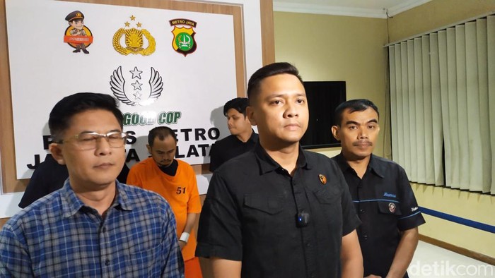 Panca Darmansyah, pembunuh 4 anak di Jagakarsa, Jakarta Selatan, resmi ditahan polisi. (Tina S/detikcom)