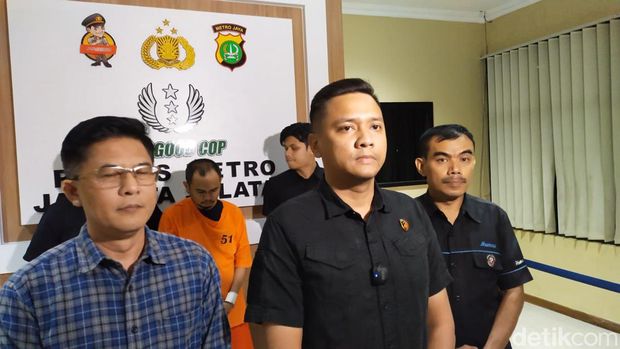 Panca Darmansyah, pembunuh 4 anak di Jagakarsa, Jakarta Selatan, resmi ditahan polisi. (Tina S/detikcom)