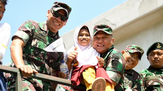Pangdam Jaya/Jayakarta Mayor Jenderal (Mayjen) TNI Mohamad Hasan menyalurkan santunan kepada 5.000 anak yatim. (dok Pendam Jaya)