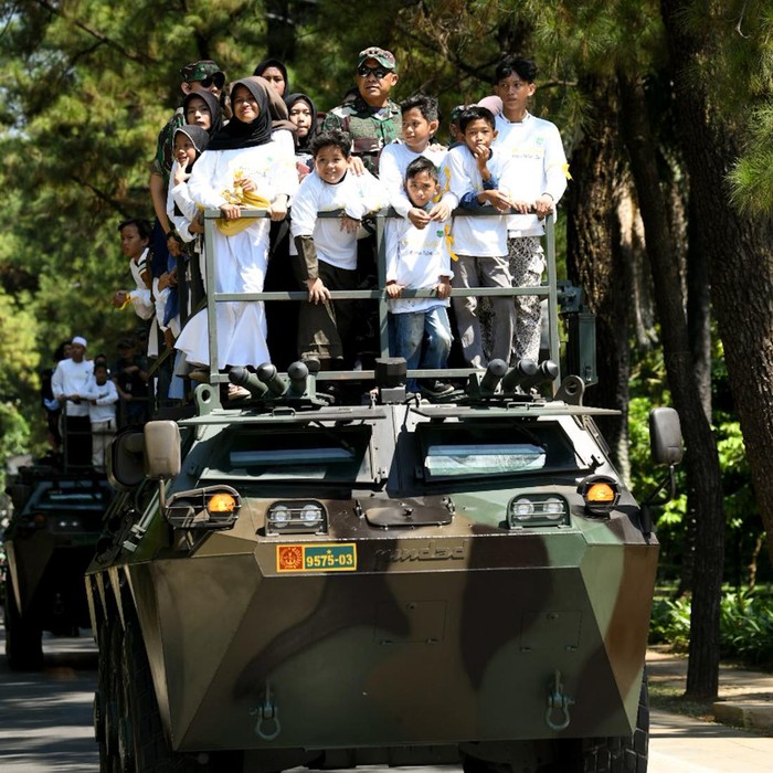 Pangdam Jaya/Jayakarta Mayor Jenderal (Mayjen) TNI Mohamad Hasan menyalurkan santunan kepada 5.000 anak yatim. (dok Pendam Jaya)