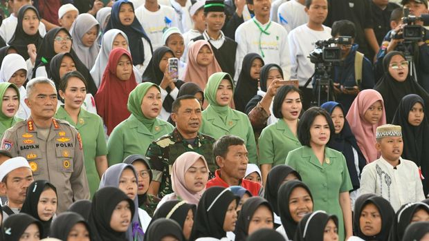 Pangdam Jaya/Jayakarta Mayor Jenderal (Mayjen) TNI Mohamad Hasan menyalurkan santunan kepada 5.000 anak yatim. (dok Pendam Jaya)