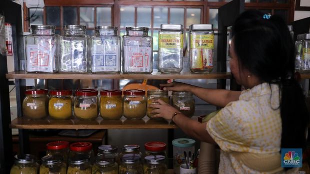 Pekerja meracik jamu dalam toko Jamu Bukti Mentjos, Jakarta, Rabu (20/12/2023). (CNBC Indonesia/Faisal Rahman)