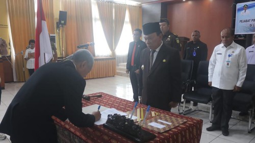 Bupati Kabupaten Kupang, Korinus Masneno saat melantik 23 pejabat lingkup Pemerintah Kabupaten Kupang, di Kantor Bupati.