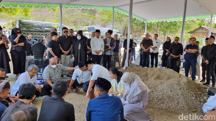 Suasana pemakaman mantan Direktur Utama PT Bank Rakyat Indonesia (Persero) Tbk (Dirut BRI) Suprajarto di makam keluarga yang berada di kompleks makam raja-raja Imogiri, Bantul, Rabu (20/12/2023).