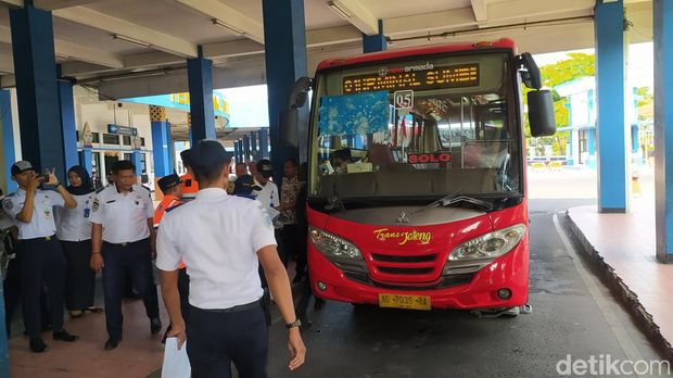Pemeriksaan bus di Terminal Tirtonadi Solo, Rabu (20/12/2023).