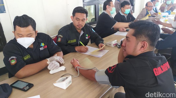 Pemeriksaan kesehatan awak angkutan di Terminal Tirtonadi Solo, Rabu (20/12/2023).