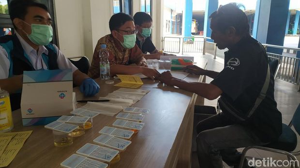 Pemeriksaan kesehatan awak angkutan di Terminal Tirtonadi Solo, Rabu (20/12/2023).
