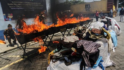 Bea Cukai Bakar Pakaian Bekas Impor Ilegal