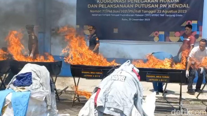 Pemusnahan pakaian thrift di Tempat Penimbunan Pabean (TPP) KPPBC TMP Tanjung Emas Semarang, Rabu (20/12/2023).