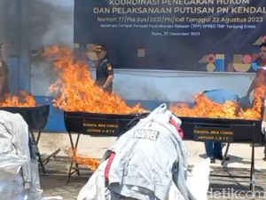 537 Bal Pakaian Thrift Selundupan Dimusnahkan di Semarang