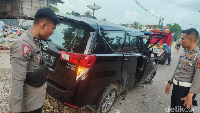 Penampakan mobil Warek III IAIN Kerinci yang mengalami kecelakaan di Jalan Lintas Sarolangun.