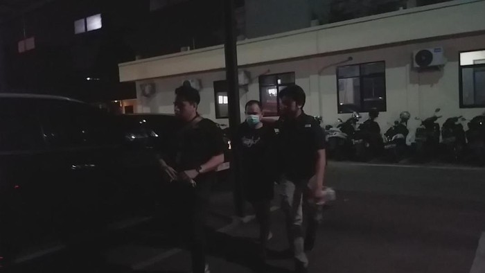 Penampakan Panca Darmansyah, tersangka pembunuh 4 anak di Jagakarsa digelandang ke Mapolres Metro Jakarta Selatan.