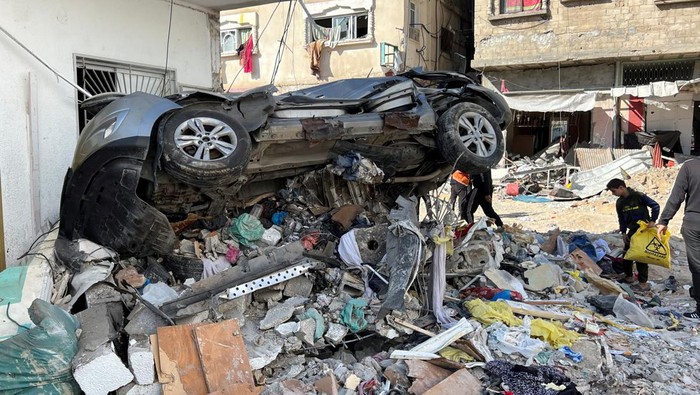 Palestinians inspect damages following an Israeli raid at Kamal Adwan hospital, amid the ongoing conflict between Israel and Palestinian Islamist group Hamas, in the northern Gaza Strip December 16, 2023. REUTERS/Fadi Alwhidifa