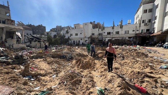 Palestinians inspect damages following an Israeli raid at Kamal Adwan hospital, amid the ongoing conflict between Israel and Palestinian Islamist group Hamas, in the northern Gaza Strip December 16, 2023. REUTERS/Fadi Alwhidifa