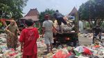 Potret Depan Pendopo Sidoarjo Penuh Sampah Imbas Demo Petugas Kebersihan